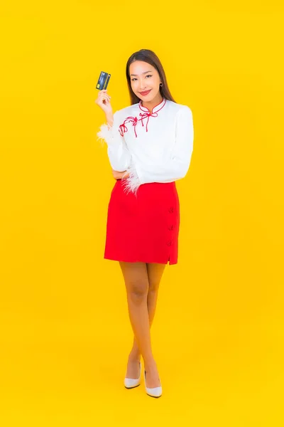 Портрет Красивая Молодая Азиатская Женщина Кредитной Картой Покупок Интернете Желтом — стоковое фото