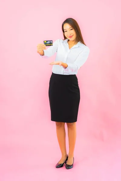 Retrato Hermosa Joven Asiática Mujer Con Tarjeta Crédito Sobre Fondo —  Fotos de Stock