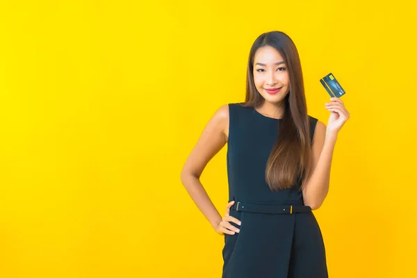 Portré Gyönyörű Fiatal Ázsiai Üzletasszony Hitelkártyával Sárga Háttér — Stock Fotó