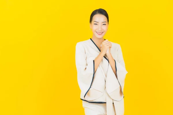 Portret Mooie Jonge Business Aziatische Vrouw Met Glimlach Actie Gele — Stockfoto