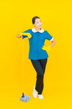 Güzel bir Asyalı kadın portresi ve sarı arka planda hareketli bir gülümseme.