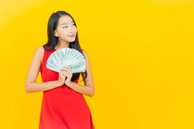 Asyalı güzel bir kadının portresi. Bir sürü para ve parayla gülümsüyor.