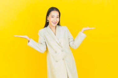 Portre güzel Asyalı kadın gülümsüyor. Renkli arka planda hareket var.