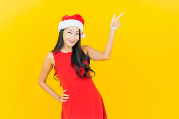 Portret Mooie Jonge Aziatische Vrouw Dragen Santa Hoed Haarband Gele — Stockfoto