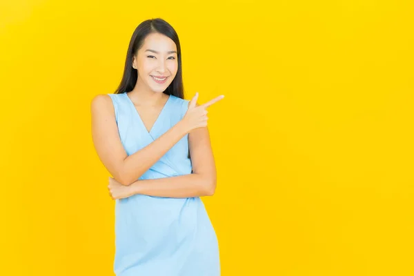 Portret Piękny Młody Azjatycki Kobieta Uśmiech Akcja Żółty Kolor Tło — Zdjęcie stockowe
