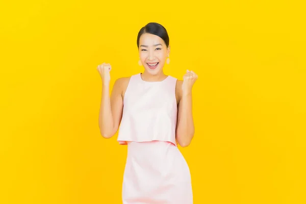 Asyalı Güzel Bir Kadının Portresi Sarı Arka Planda Hareketli Gülümsüyor — Stok fotoğraf