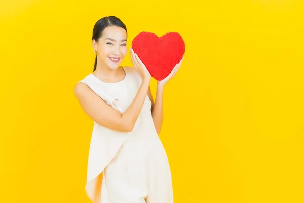 Πορτρέτο Όμορφη Νεαρή Ασιατική Γυναίκα Χαμόγελο Σχήμα Μαξιλαριού Καρδιάς Κίτρινο — Φωτογραφία Αρχείου