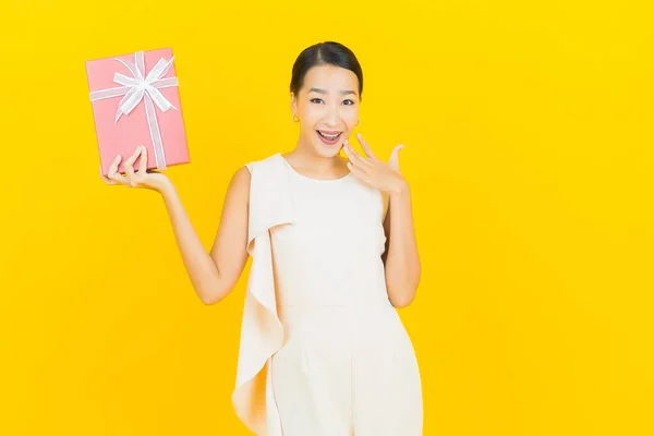 Portret Mooie Jonge Aziatische Vrouw Glimlach Met Rode Geschenkdoos Gele — Stockfoto