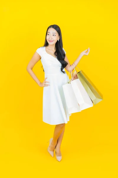 Retrato Bonito Jovem Asiático Mulher Sorriso Com Saco Compras Fundo — Fotografia de Stock