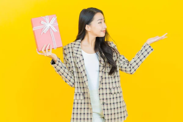 Retrato Hermosa Joven Mujer Asiática Sonrisa Con Caja Regalo Roja —  Fotos de Stock