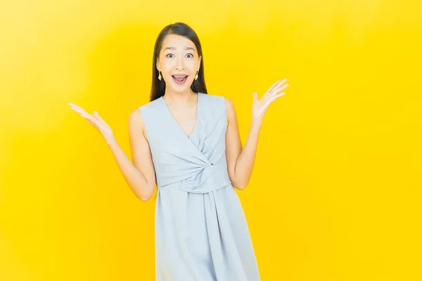 Retrato Hermosa Joven Asiática Mujer Sonrisa Con Acción Color Fondo —  Fotos de Stock