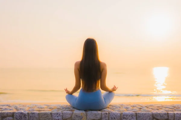 Retrato Joven Asiático Mujer Hacer Meditación Alrededor Mar Playa Océano — Foto de Stock