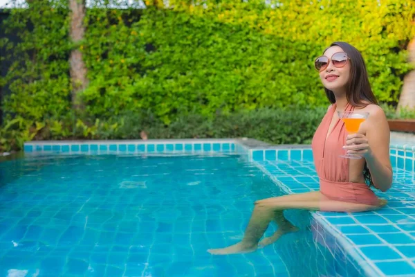 Retrato Joven Asiática Mujer Relajarse Feliz Sonrisa Alrededor Piscina Hotel — Foto de Stock