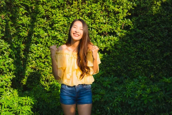年轻的亚洲女人在户外自然花园的景色下开心地笑着放松一下 — 图库照片