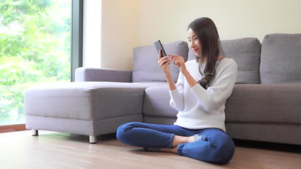 Séquences Belle Femme Asiatique Utilisant Smartphone Maison — Video