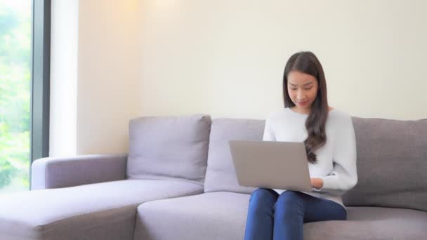 Imagens Bela Mulher Asiática Trabalhando Com Laptop Sofá Casa — Vídeo de Stock