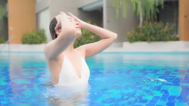 Retrato Hermosa Joven Mujer Asiática Relajarse Alrededor Piscina Aire Libre — Vídeos de Stock