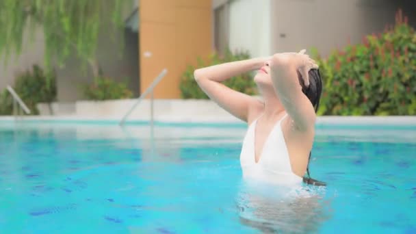 Retrato Hermosa Joven Mujer Asiática Relajarse Alrededor Piscina Aire Libre — Vídeos de Stock