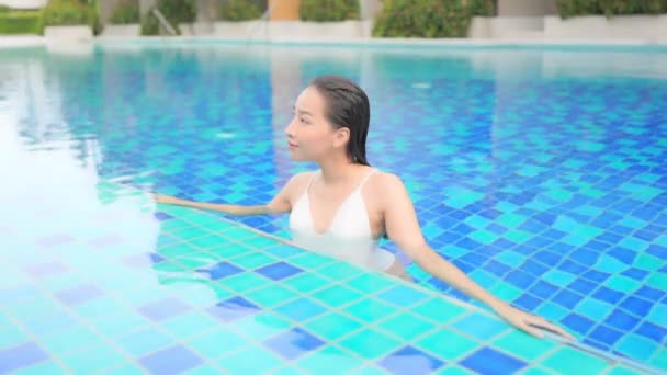 Πορτρέτο Όμορφη Νεαρή Ασιατική Γυναίκα Χαλαρώστε Γύρω Από Εξωτερική Πισίνα — Αρχείο Βίντεο