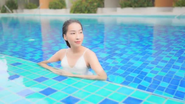 Retrato Hermosa Joven Mujer Asiática Relajarse Alrededor Piscina Aire Libre — Vídeos de Stock