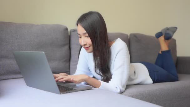 Imagens Bela Mulher Asiática Trabalhando Com Laptop Sofá Casa — Vídeo de Stock
