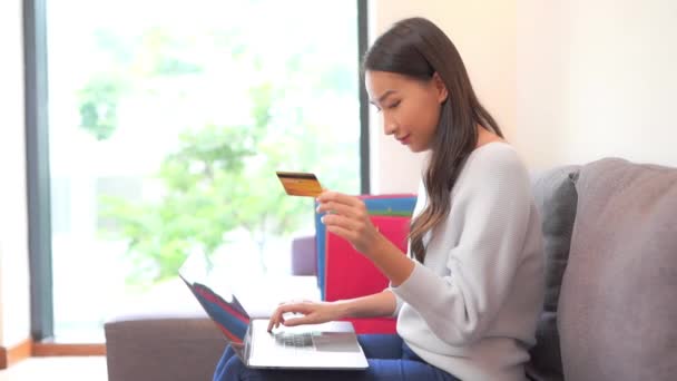 Filmación Hermosa Mujer Asiática Haciendo Shopping Con Ordenador Portátil Sofá — Vídeos de Stock