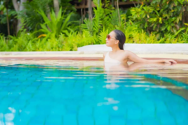 Retrato Hermosa Joven Mujer Asiática Relajarse Alrededor Piscina Aire Libre —  Fotos de Stock