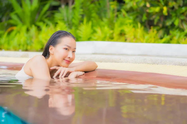 Porträt Schöne Junge Asiatische Frau Entspannen Rund Freibad Resort — Stockfoto