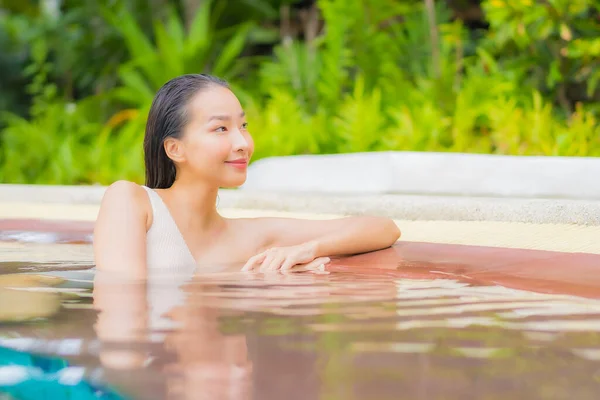 Porträtt Vacker Ung Asiatisk Kvinna Koppla Runt Utomhus Pool Resort — Stockfoto