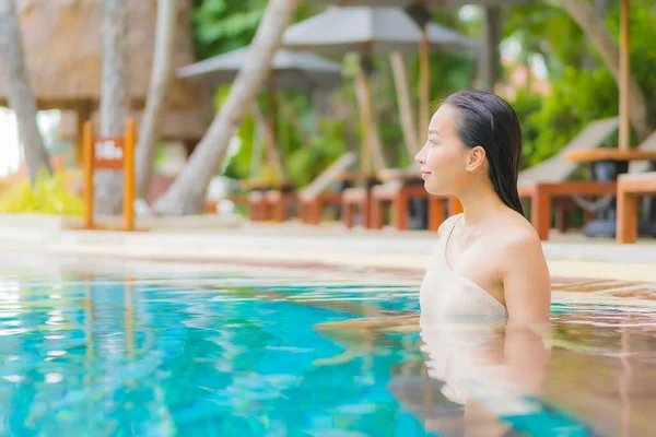 Retrato Hermosa Joven Mujer Asiática Relajarse Alrededor Piscina Aire Libre —  Fotos de Stock