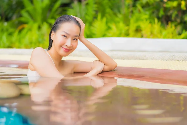 아름다운 아시아 리조트에 수영장 주위에서 휴식을 취하는 — 스톡 사진
