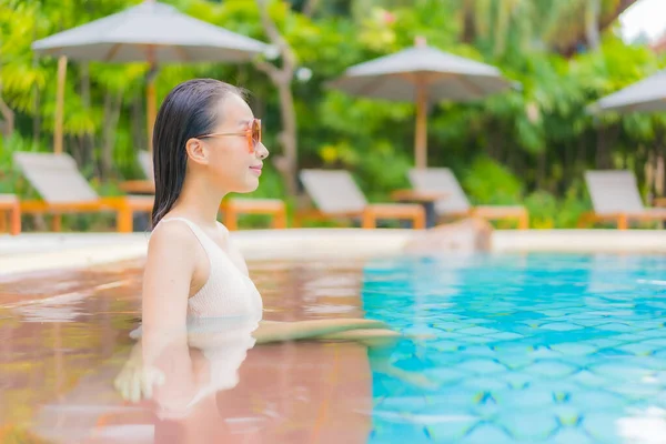 Portrait Belle Jeune Femme Asiatique Détendre Autour Piscine Extérieure Station — Photo