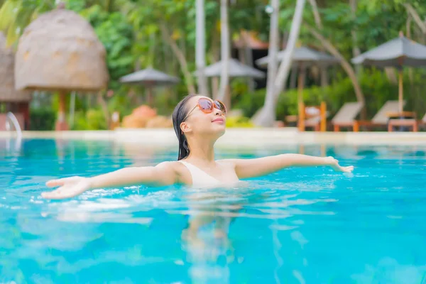 Retrato Bonito Jovem Asiático Mulher Relaxar Redor Piscina Livre Resort — Fotografia de Stock