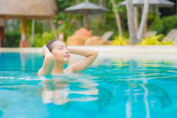 Porträt Schöne Junge Asiatische Frau Entspannen Rund Freibad Resort — Stockfoto
