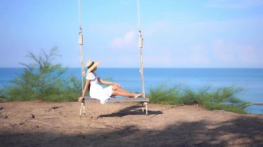 Yaz tatilinde deniz kıyısındaki Asyalı kadının görüntüleri.