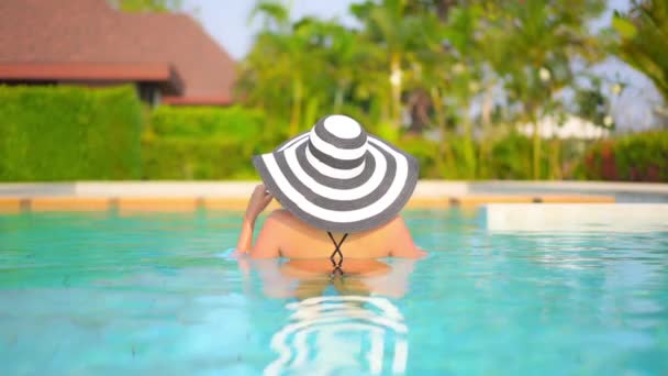 Retrato Bonito Jovem Asiático Mulher Relaxar Redor Piscina Livre Resort — Vídeo de Stock