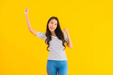 Güzel Asyalı bir kadının portresi mutlu bir şekilde gülümsüyor.