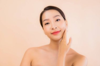 Güzellik kaplıcaları ve kozmetik makyaj anlayışı olan Asyalı güzel bir kadın portresi.