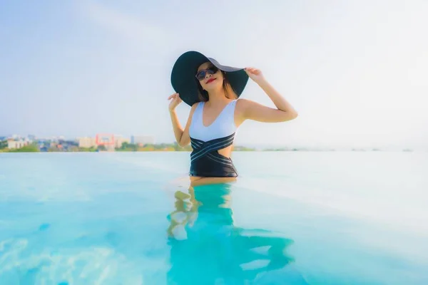 美丽动人的年轻亚洲女人快乐的笑着在酒店度假胜地的室外游泳池边放松一下 去度假 — 图库照片