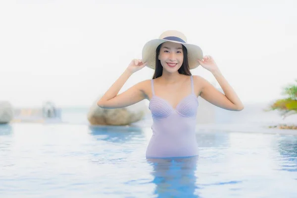 Retrato Bonito Jovem Asiático Mulher Feliz Sorriso Relaxar Redor Piscina — Fotografia de Stock