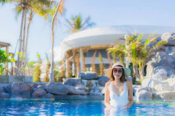 Retrato Hermosa Joven Asiática Mujer Feliz Sonrisa Relajarse Alrededor Piscina —  Fotos de Stock