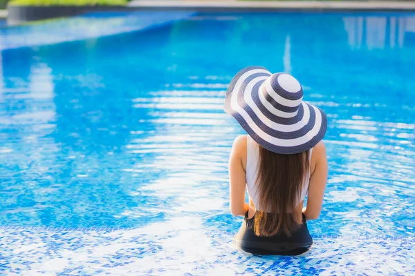 Mooi Portret Jonge Aziatische Vrouw Gelukkig Glimlach Ontspannen Rond Zwembad — Stockfoto