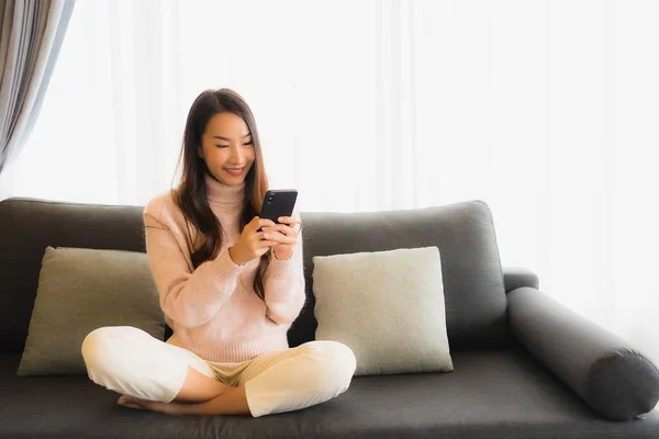 Portrait Beautiful Young Asian Woman Using Smart Mobile Mobile Cellphone — Stock Photo, Image