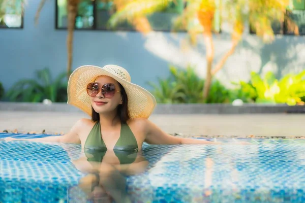 Retrato Bela Jovem Asiática Mulher Relaxar Torno Piscina Hotel Resort — Fotografia de Stock