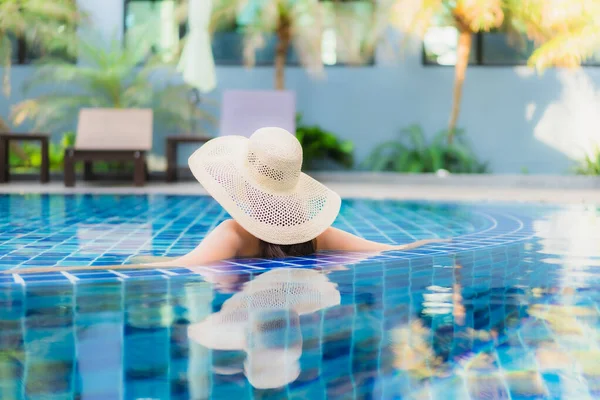 Retrato Hermosa Joven Mujer Asiática Relajarse Alrededor Piscina Complejo Hotelero — Foto de Stock