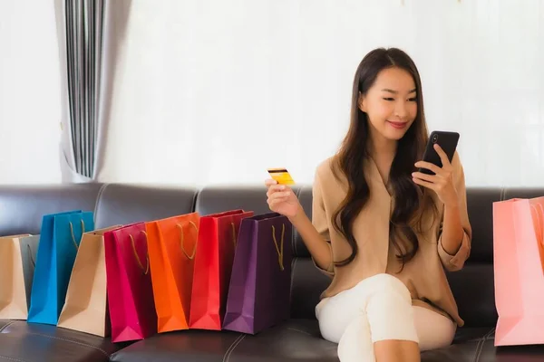 Retrato Hermosa Mujer Asiática Joven Compras Línea Con Tarjeta Crédito — Foto de Stock