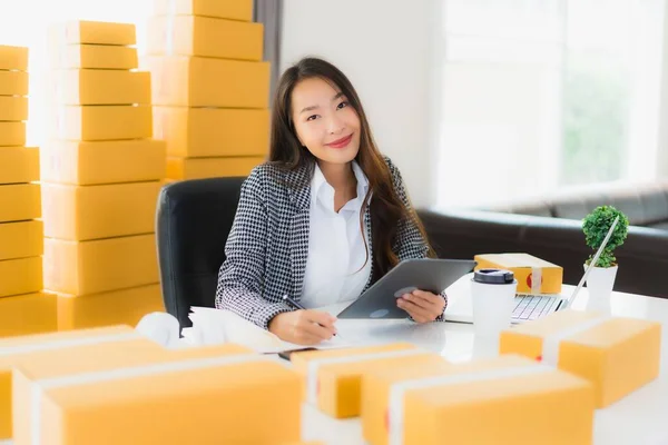 Retrato Hermosa Joven Mujer Negocios Asiática Trabajo Desde Casa Con —  Fotos de Stock