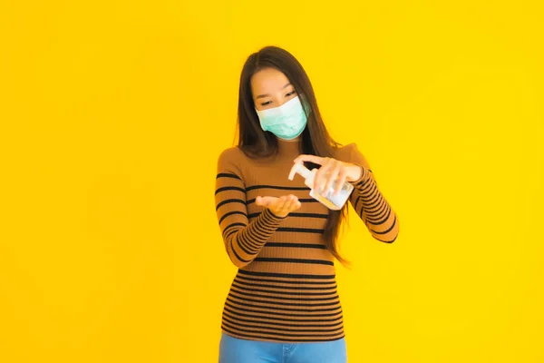 Retrato Hermosa Mujer Asiática Joven Con Máscara Alcohol Aerosol Botella — Foto de Stock