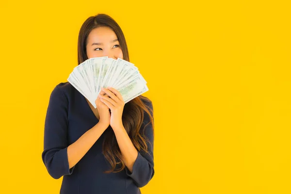 Portret Mooie Jonge Aziatische Vrouw Met Geld Geld Geel Geïsoleerde — Stockfoto