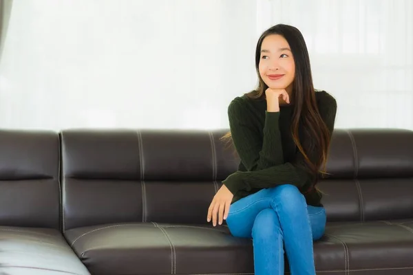 Beau Portrait Jeune Femme Asiatique Assis Détendre Sur Canapé Dans — Photo